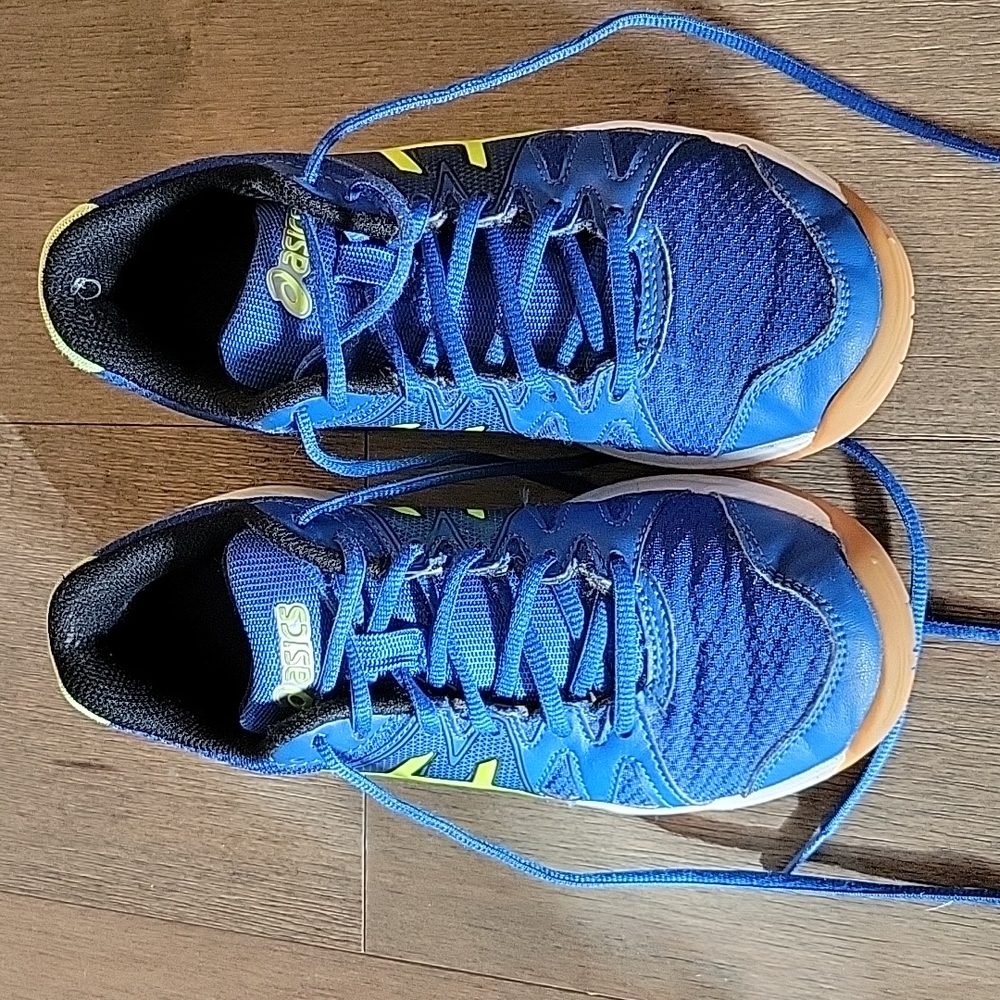 Asics volleyball shoe, kids size 3